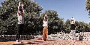 Gemeinsam wird Yoga auf der Plattform im Garten von Son Mola Vell geübt